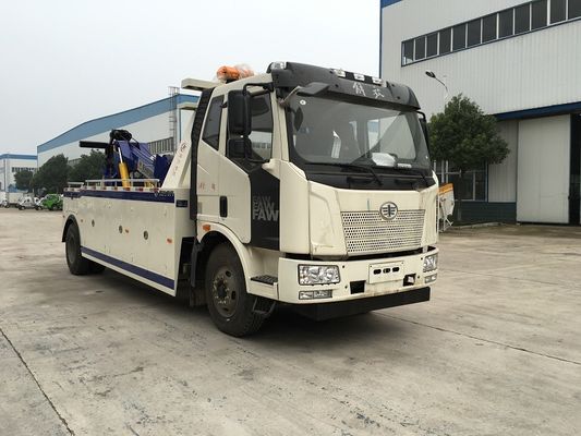 Medium Duty Intergrated Emergency Tow Truck , 8 Tons Custom Wrecker Trucks With Crane