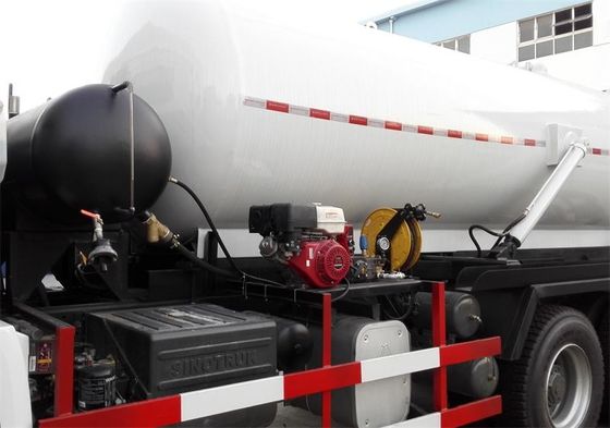 Full Drive Off Road Sewage Cleaning Truck , 6x6 HOWO Sewage Tanker Truck