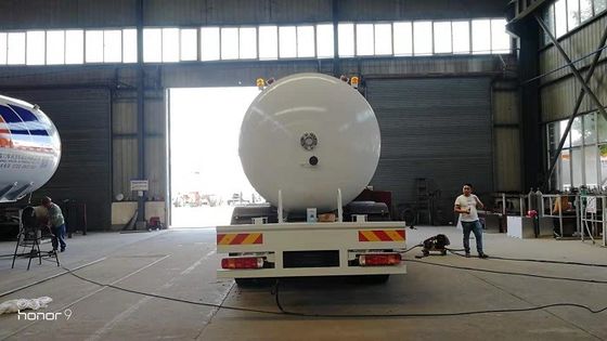 HOWO 6*4 20cbm / 10ton Bobtail Propane Truck Horizontal Cylinder Shape Tank
